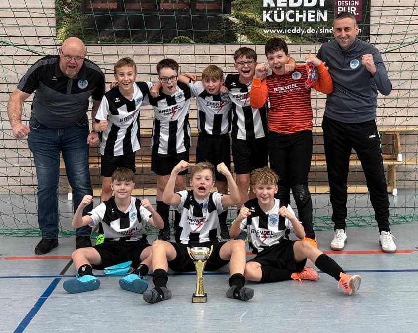 D2 mit ihrem wohlverdienten Pokal