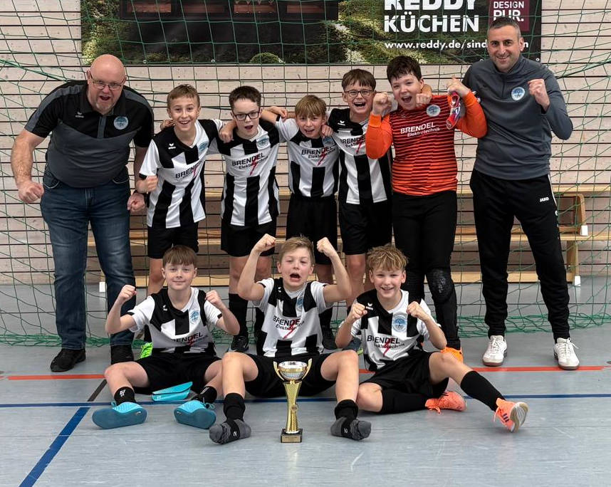 D2 mit ihrem wohlverdienten Pokal