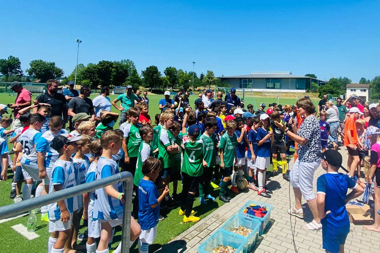 Bei der Siegerehrung bekamen alle Kinder von unserer Bürgermeisterin Frau Höflinger Gummibärchen und ein kleines Geschenk überreicht