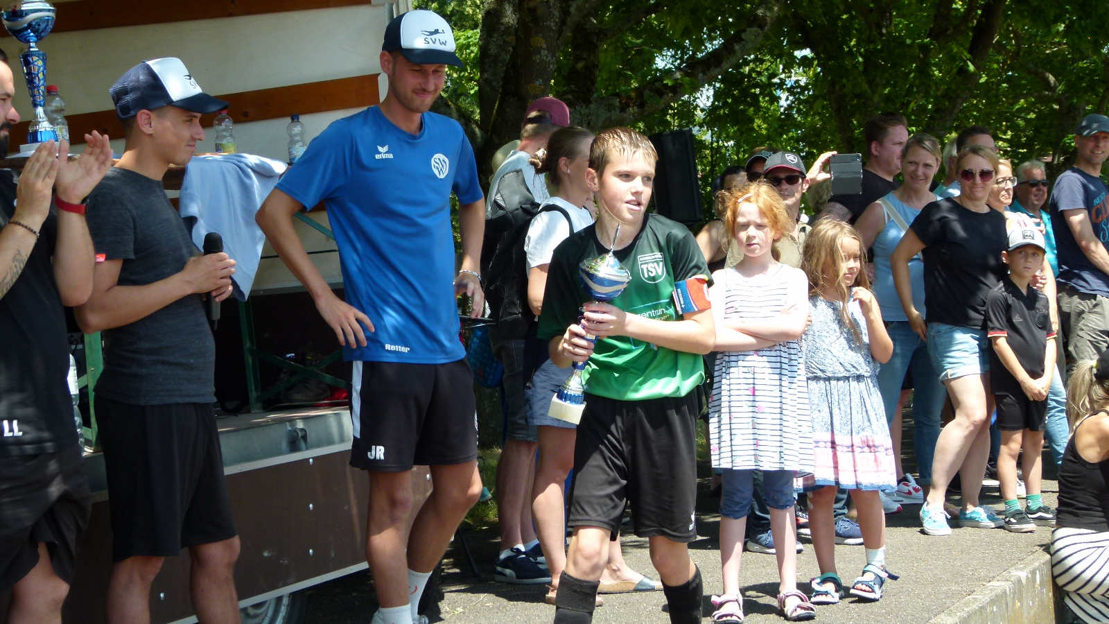 Turniersieger TSV Betzingen holt sich den Pokal ab
