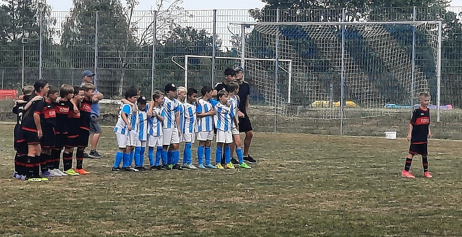 Wir stehen zusammen beim 9m-Schießen