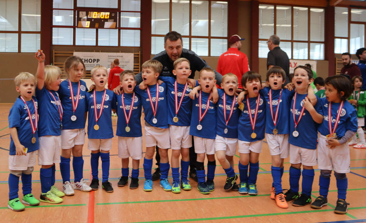 Die jüngsten Kicker des SV Walddorf mit ihren wohlverdienten Medaillen