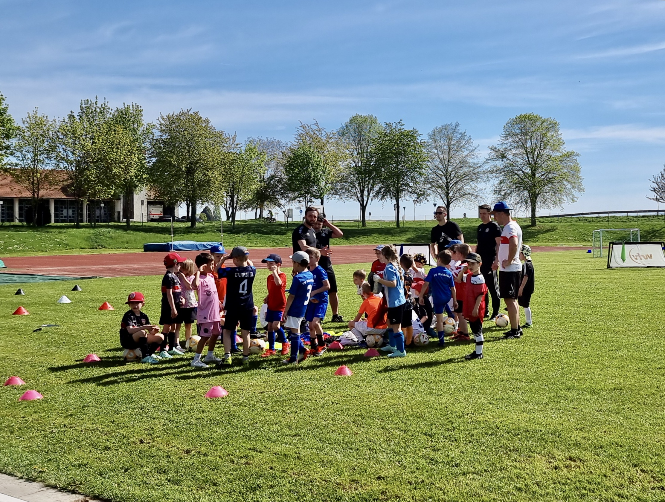 Konzentriert Zuhören: Der Trainer erklärt!