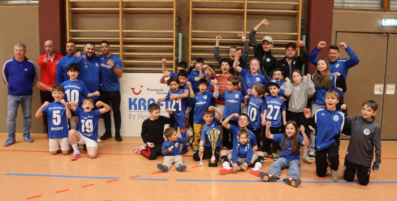 Und nochmal alle mit Pokal