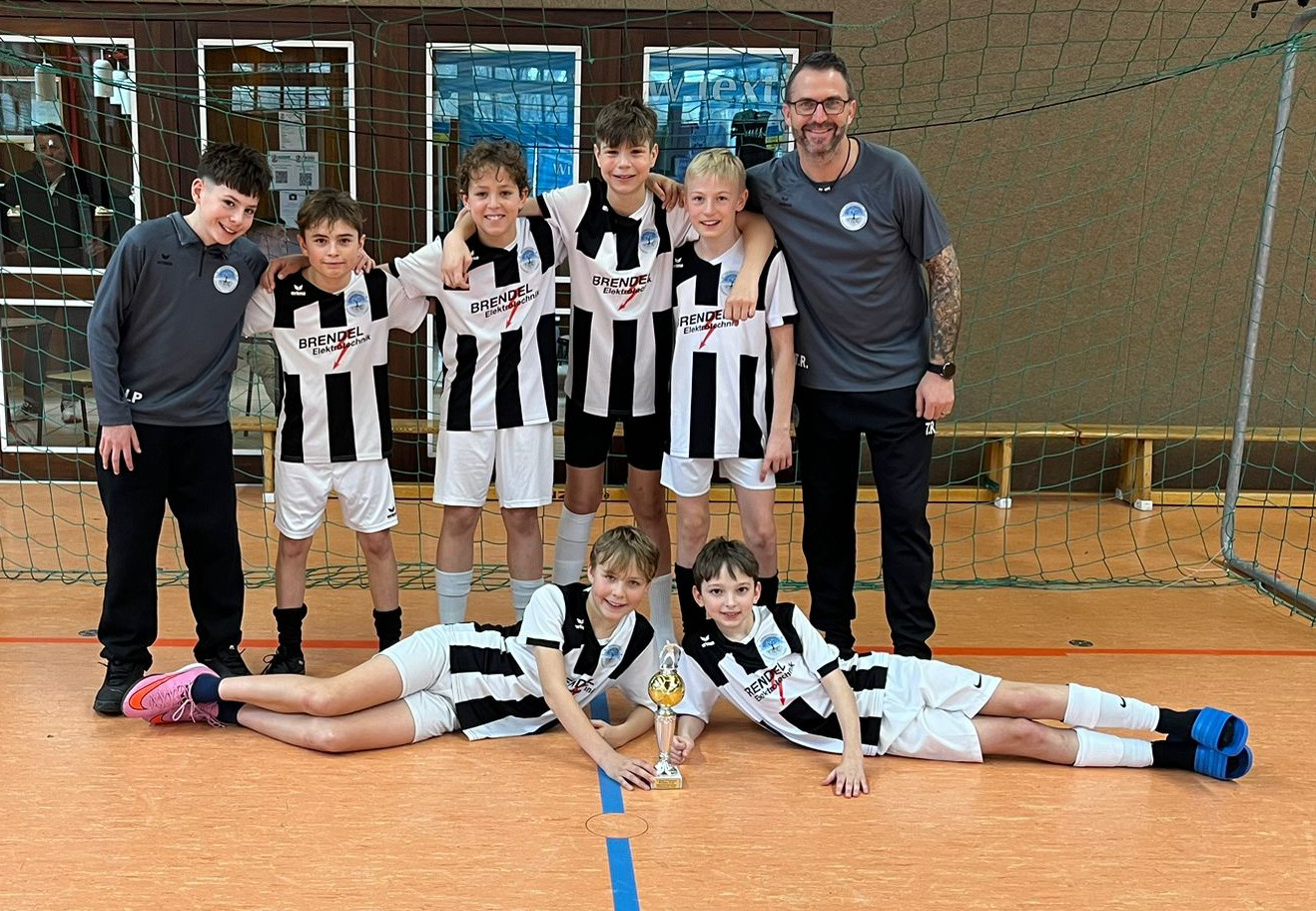 ... und mit ihrem Pokal für den Turniersieg